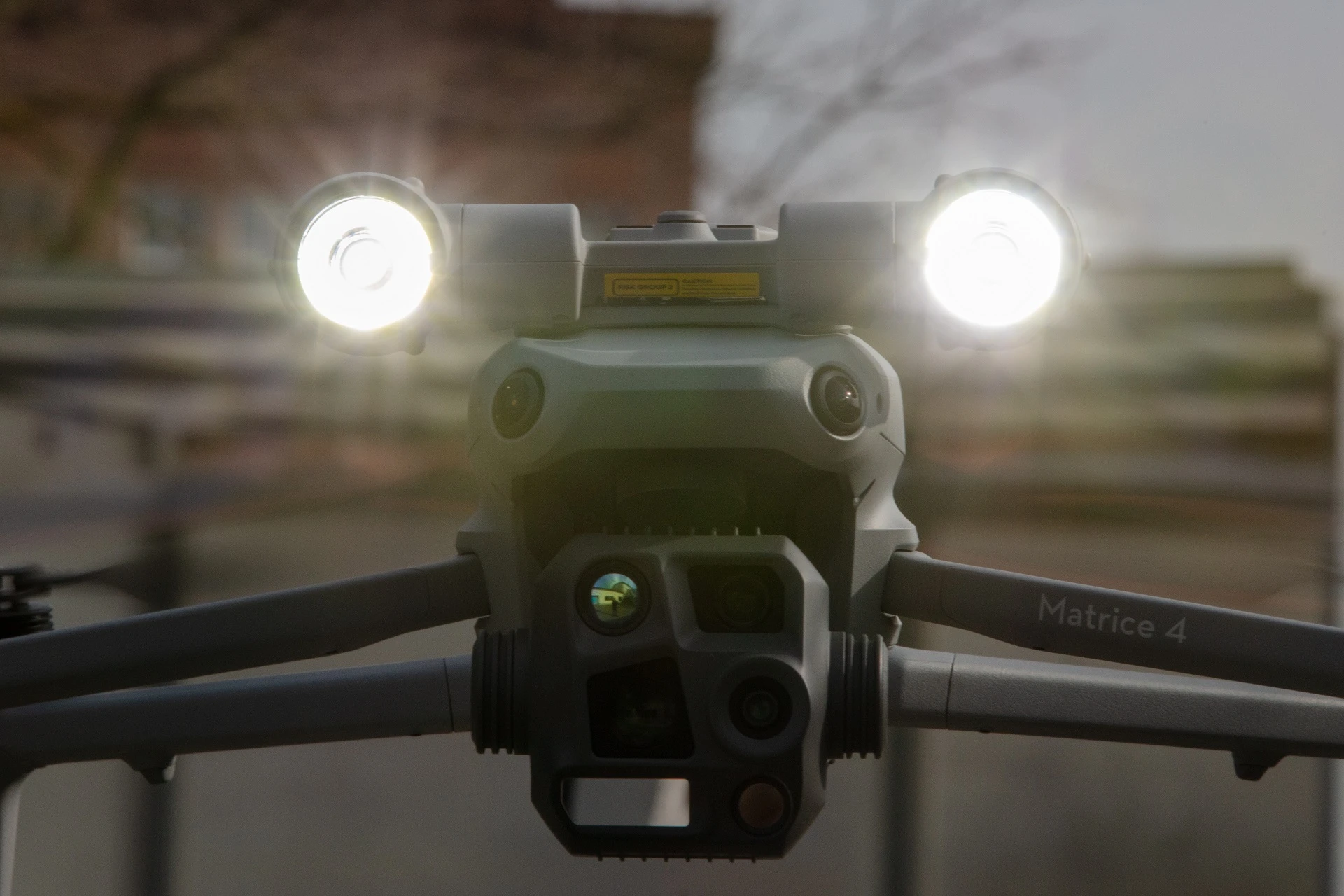 DJI Matrice 4 con spotlight activo — disuasión autónoma en tiempo real